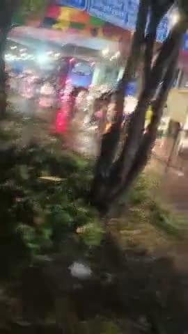 से मुंबई का समाचार है रोड के किनारे पानी एवं समस्याएं सरकार से की जाए आप लोगों #@जयसवाल#अंकित