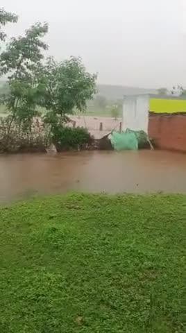 खनियाधाना गांव पूरा में मकान में भरा पानी गिरने की संभावना प्रशासन नहीं दे रही है ध्यान