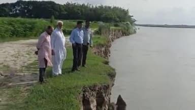 आजमनगर महानंदा नदी घाट के निकट हो रहे भीषण कटाव का निरीक्षण को पहुंचे अंचल अधिकारी
