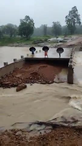 सरईगहना से पहुंच मार्ग पिपरढाप रोबो चिल्का पिपरहिया गोबिन्दपुर सोस का आवा गवन हुआ बाधित पुलिया से उछल कर तोड़ दिया