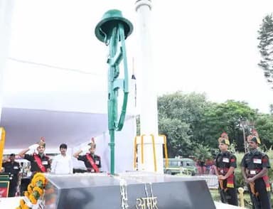 जिलाधिकारी, पटना द्वारा कारगिल विजय दिवस के अवसर पर आयोजित राजकीय समारोह में गाँधी मैदान, पटना स्थित शहीद-ए-कारगिल स्मृति स्थल पर बिहार सरकार की तरफ से माल्यार्पण किया गया एवं अमर शहीदों को सलामी दी गई।
#Kargil
#KargilHeroes