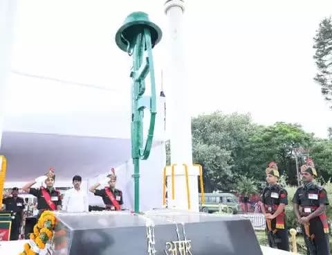 जिलाधिकारी, पटना द्वारा कारगिल विजय दिवस के अवसर पर आयोजित राजकीय समारोह में गाँधी मैदान, पटना स्थित शहीद-ए-कारगिल स्मृति स्थल पर बिहार सरकार की तरफ से माल्यार्पण किया गया एवं अमर शहीदों को सलामी दी गई।
#Kargil
#KargilHeroes