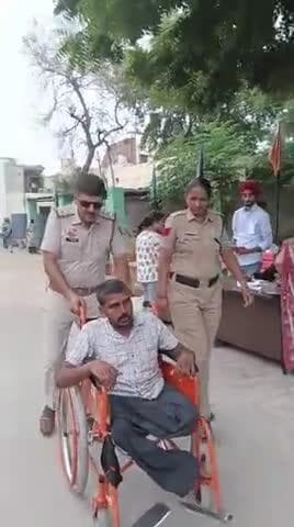 #CET2025 | परीक्षा देने आए एक दिव्यांग परीक्षार्थी की सहायता कर पुलिस ने दिखाई संवेदनशीलता, हरसंभव दिया सहयोग