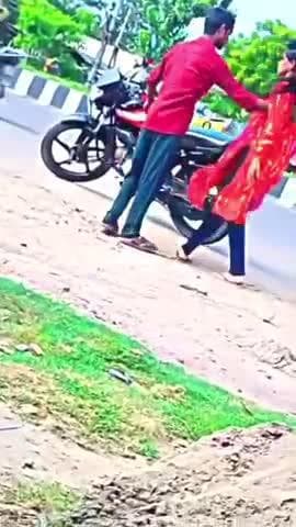 #मसौरा से #महरौनी_रोड पर #पति अपनी #पत्नी को कितनी बेरहमी से #मार रहा है ऐसा #पागल व्यक्ति ही कर सकता है
#public