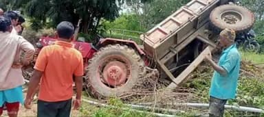 తల్లాడ: మొక్కలు తరలిస్తున్న ట్రాక్టర్ బోల్తా డైవర్ కి గాయాలు