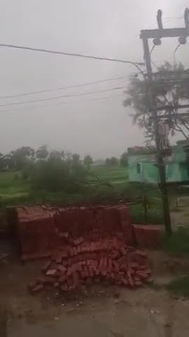 barish mein gir gir Gaya tar per@