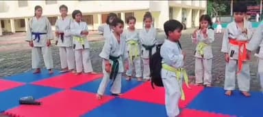 छोटे-छोटे बच्चे कराटे का गुण सीखते हुए आत्मरक्षा और अनुशासन की भावना विकसित कर रहे हैं।
#IPRDBihar #IPRD_Bihar #Bihar