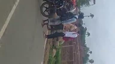 किंजर के पीछे 12 मिले गांव में एक ट्रक पलट गया जो आलू से भरा हुआ था#वायरल #ट्रेंड #वायरल वीडियो