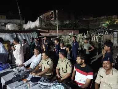 आज दिनांक-02.07.2025 को #सहायक थानान्तर्गत शरीफगंज में पुलिस उपाधीक्षक, यातायात एवं साइबर की उपस्थिति में आगामी मुहर्रम को शांतिपूर्ण माहौल में सम्पन्न कराने हेतु आमजनों के साथ शांति-समिति की बैठक आयोजित की गई
