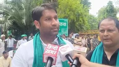 आज भारतीय किसान यूनियन (मंच) के नेतृत्व में नौएडा प्राधिकरण पर नौएडा के 81 गावों के किसान अपने हक और अधिकार लेने पहुंचे। #kisan_andolan @congress