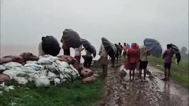 शाहबाद: खटका डैम की पाल में हुआ बड़ा गढ्ढा, ग्रामीणों ने कट्टे डालकर भरा गढ्ढा