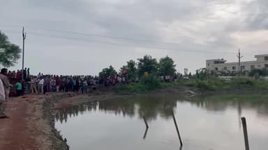 দাসপুর ২: গোপীগঞ্জ চন্দ্রেশ্বর খালে মাছ ধরতে নেমে তলিয়ে যায় এক ব্যক্তি, নামানো হলো ডুবুরি জোর কদমে চলছে তল্লাশি