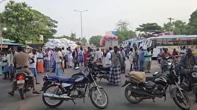 செய்யாறு: செயலி மூலம் பணப்பரிவர்த்தனைக்கு எதிர்ப்பு தெரிவித்து ஒழுங்குமுறை விற்பனை கூடம் முன்பாக வியாபாரிகள் திடீர் சாலை மறியல்