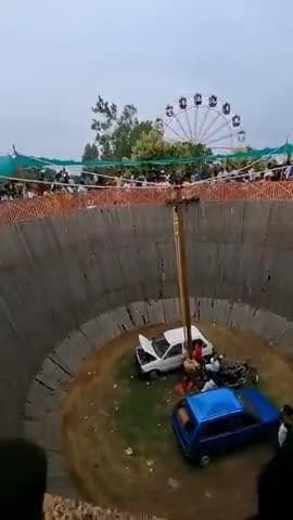 #महाराजगंज: ज़िले के एक मेले में मौत का कुएं में चल रही बाइक से बाइक सवार नीचे गिर गया, जिसके बाद बाइक घंटो चलती रही!