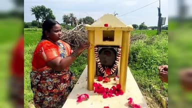 గొల్లపల్లి: తండ్రి సమాధికి రాఖీ కట్టిన కూతురు...
