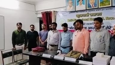 बहुआयामी दल के अध्यक्ष #Dr_K_M_Amish
ने राष्ट्रगान गाकर पत्रकारिता दिवस पर पत्रकारो को किया सम्मानित