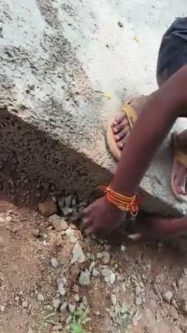 khargapur se station ke pass mein Dala Hua Road Mai ghatiya quality ka road hai
