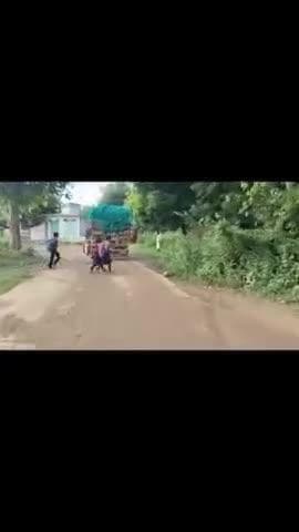 आज दौसा के बांदीकुई में ग्राम पंचायत मुही स्कूली_छात्र_छात्राएं_बाल बाल बचे इन घटनाओं के पीछे क्षेत्रीय खनन विभाग के हाथ