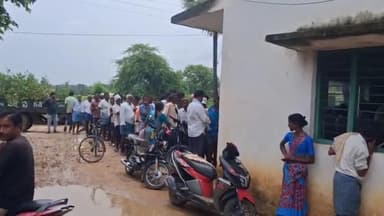 ఇల్లందకుంట: సిరిసేడు సొసైటీలో వర్షం కారణంగా యూరియా పంపిణీ నిలిపివేత, సాయంత్రం పంపిణీ చేయడంతో రైతుల ఆందోళన