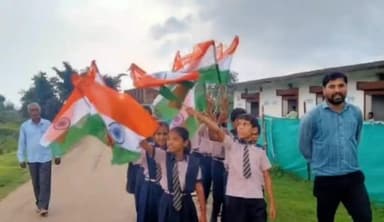 रामपुर नैकिन: स्कूली छात्रों ने निकाली तिरंगा यात्रा, बच्चों ने 'झंडा ऊंचा रहे हमारा' का नारा लगाया