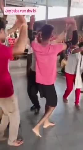 आज शनिदेव के दरबार में पहुंचे भाई