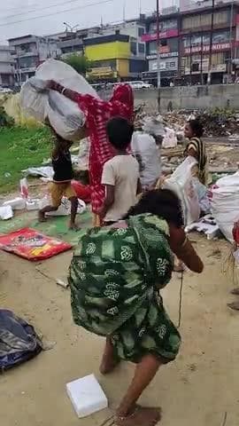 #LUCKNOW #नगर_निगम मिनी स्टेडियम में कूड़ा फेंकने से पहले ही पकड़ी गई महिलाएं। @benaampatrkaar