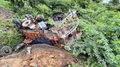 భీమదేవరపల్లి: ముల్కనూరు వద్ద బీరు సీసాల లోడ్ బోల్తా కేసు నమోదు చేసుకున్న పోలీసులు.