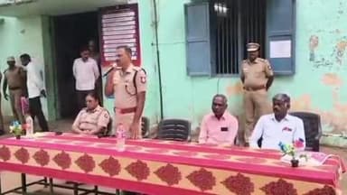 புவனகிரி: போதை பொருட்கள் ஒழிப்பு குறித்து
புவனகிரி அரசு ஆண்கள் மேல்நிலைப் பள்ளியில் மாணவர்களிடம் எஸ்பி  விழிப்புணர்வு