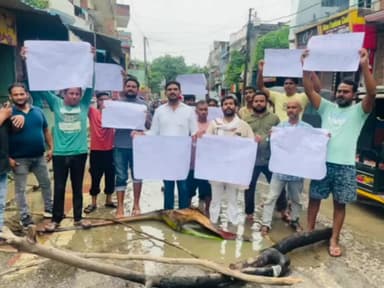 #गाजीपुर में जानलेवा गड्ढों का कहर: आटो पलटने से बच्चे और महिला घायल; छात्र नेता दीपक उपाध्याय के नेतृत्व में प्रदर्शन