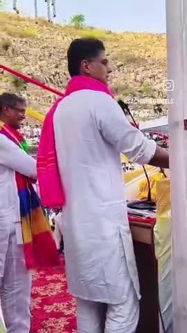 # सचिन पायलट #पब्लिक के बीच नेताओं के बारे भाषण देते हुए