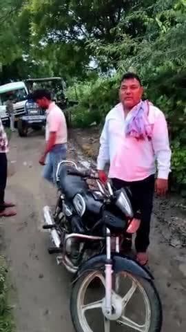 #mathura #राया
मथुरा :गांव सरदारगढ़ में प्रेगनेंट महिला को लेने गई एंबुलेंस रास्ते में फस गई।जिससे बच्चे की मौत हो गई