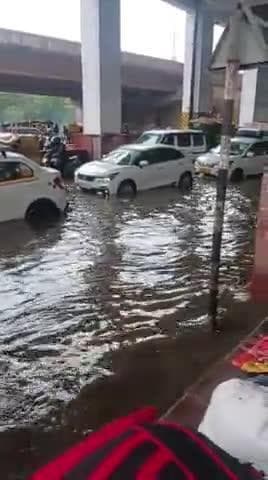 बल्लभगढ़ बस स्टैंड के बाहर पानी ही पानी....