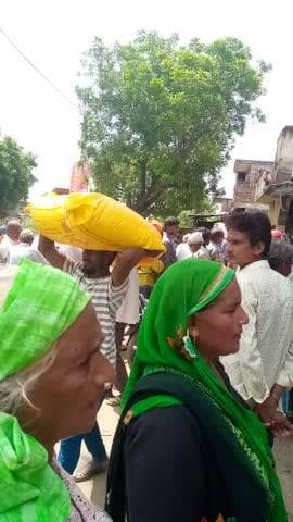चायडीह पोस्ट भै@#रम्रमपुर मैं खाद की
लगी लम्बी लाइन से बेहाल किसान