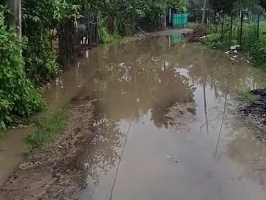जिला नर्मदापुरम तहसील सोहागपुर ग्राम गुंदराई में सचिव और सरपंच ने खुदवाई नाली खुदवाने के करण रोड पर भराया गया पानी