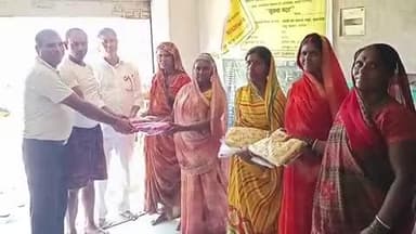 स्वतंत्रता दिवस के शुभ अवसर पर जन वितरण प्रणाली गायत्री स्वयं सहायता समूह के द्वारा दुकान का शुभारंभ धोती साड़ी वितरण @#