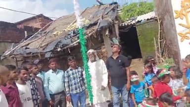 बसेयाॅं गांव में श्री मुंशी राम द्वारा झंडा फहराया गया शिव मंदिर के पास और हमारे विकास मित्रा निर्भय जी