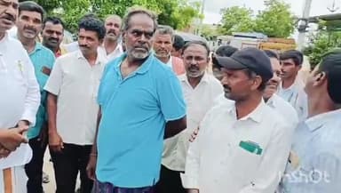 వేలేరు: వేలేరు మండల కేంద్రంలోని అగ్రోస్ రైతు సేవా కేంద్రాన్ని ఆకస్మిక తనిఖీ చేసిన మాజీ ఉప ముఖ్యమంత్రి రాజయ్య