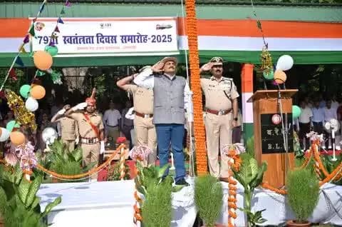 बरेका में 79वां स्वतंत्रता दिवस समारोह महाप्रबंधक श्री नरेश पाल सिंह के ध्वजारोहण एवं विभिन्न रंगारंग सांस्कृतिक कार्यक्रम एवं गौरव के साथ आयोजित किया गया। #IndependenceDay2025 @railminindia @gmblw