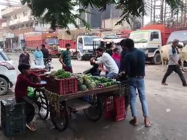 अवैध पार्किंग रोड पे कब्जा कर रखा है रेहड़ी पटरी वालो ने भी आवारा पशु घूम रे है #noidaauthority#DM#noida#Swachnoida#🙏