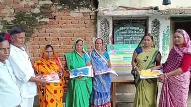 जनवितरण प्रणाली परमेश्वर रविदास मुखिया आशा देवी के हाथों से लाभुकों को धोती,साड़ी,लूंगी वितरण किया@#नावाडीहजयनगर कोडरमा