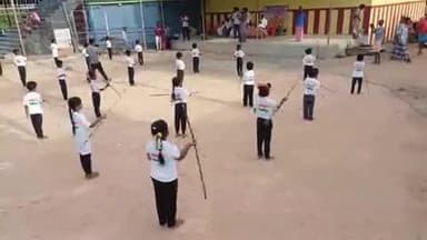 புவனகிரி: புவனகிரி தலைக்குளம் பகுதியில் 60 மாணவர்கள் 45 நிமிடம் இடைவிடாது சிலம்பம் சுற்றி சாதனை