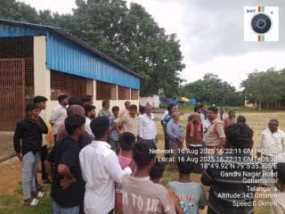 రాజగోపాలపేట ఎస్ఐ వివేక్ గ్రామ విపిఓ తో కలిసి గట్ల మల్యాల గ్రామాన్ని సందర్శించి రాబోవు స్థానిక సంస్థల ఎన్నికల సందర్భంగా పలు అంశాల గురించి, సైబర్ నేరాలు సీసీ కెమెరాలు గంజాయి డ్రగ్స్, మత్తుపదార్థాల గురించి అవగాహన కల్పించారు.