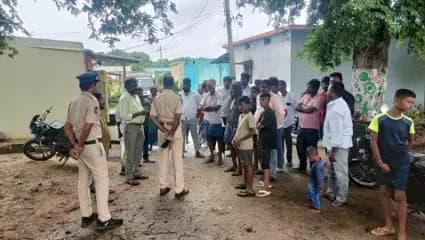 మద్దూర్ ఎస్ఐ షేక్ మహబూబ్ గ్రామ విపిఓ తో కలిసి లద్నూర్ గ్రామాన్ని సందర్శించి రాబోవు స్థానిక సంస్థల ఎన్నికల సందర్భంగా పలు అంశాల గురించి, సైబర్ నేరాలు సీసీ కెమెరాలు గంజాయి డ్రగ్స్, మత్తుపదార్థాల గురించి అవగాహన కల్పించారు.