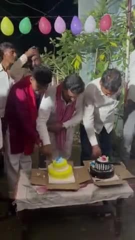 रूधौली विधान सभा क्षेत्र के अमारेडीहा में समाजवादी पार्टी के वरिष्ठ नेता श्री उमाशंकर यादव चाचा जी, प्रिय भाई अजय यादव के यहां श्रीकृष्ण जन्माष्टमी पर्व के अवसर पर केक काटकर भगवान श्री कृष्ण का जन्मोत्सव मनाया गया ।
अपनों के बीच !! #रूधौली