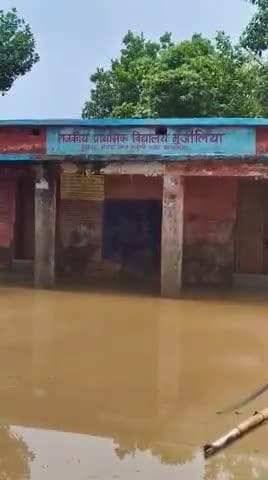 बारिश का पानी घुसा विद्यालय में
विद्यार्थियों की बढी परेशानी