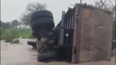 बिलोली: पुराच्या पाण्यातून जाताना मुरूमाने भरलेला हायवा पलटला,चालकाने प्रसंगावधान राखून वाचविला जीव, खतगाव परीसरातील Video Viral