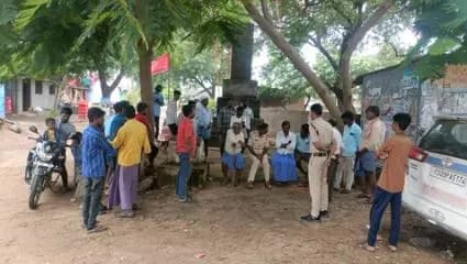 మద్దూర్ ఎస్ఐ షేక్ మహబూబ్, గ్రామ విపిఓ తో కలిసి కూటిగల్ గ్రామాన్ని సందర్శించి రాబోవు స్థానిక సంస్థల ఎన్నికల సందర్భంగా పలు అంశాల గురించి, సైబర్ నేరాలు, సీసీ కెమెరాలు గంజాయి డ్రగ్స్, మత్తుపదార్థాల గురించి అవగాహన కల్పించారు.