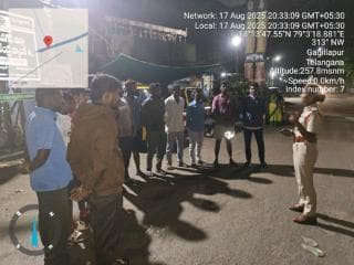 బెజ్జంకి ఎస్ఐ సౌజన్య, గ్రామ విపిఓ తో కలిసి బెజ్జంకి క్రాస్ రోడ్ గ్రామాన్ని సందర్శించి రాబోవు స్థానిక సంస్థల ఎన్నికల సందర్భంగా పలు అంశాల గురించి, సైబర్ నేరాలు, సీసీ కెమెరాలు గంజాయి డ్రగ్స్, మత్తుపదార్థాల గురించి అవగాహన కల్పించారు.