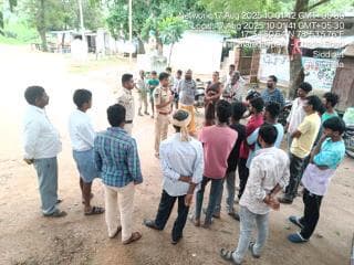 కొమురవెల్లి ఎస్ఐ రాజు, గ్రామ విపిఓతో కలిసి రసులాబాద్ గ్రామాన్ని సందర్శించి రాబోవు స్థానిక సంస్థల ఎన్నికల సందర్భంగా పలు అంశాల గురించి, సైబర్ నేరాలు, సీసీ కెమెరాలు గంజాయి డ్రగ్స్, మత్తుపదార్థాల గురించి అవగాహన కల్పించారు.