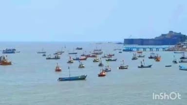 मुरुड: जोरदार पावसामुळे होड्या किनाऱ्यावर ,मासळीची आवक घटल्याने मासळीचे भाव वधारले